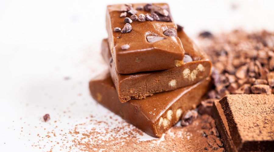 Gezonde FODMAP-proof snacks: komkommer, wortel, blauwe bessen, ei en walnoten op een marmeren aanrecht