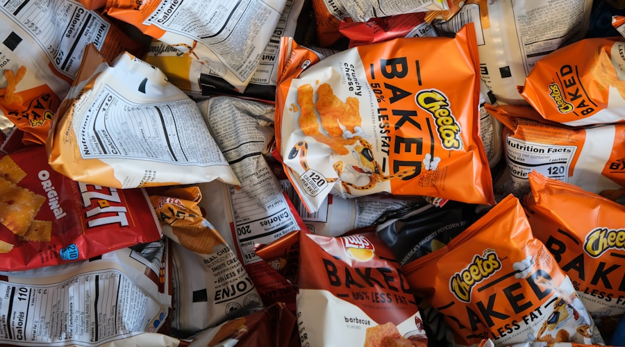 Hartige FODMAP-proof snacks: ribbel naturel chips, rijstcrackers, olijven, pompoenpitten en gerookte zalm