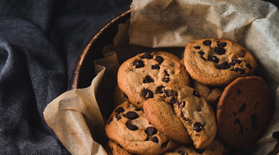Zoete FODMAP-proof snacks: havermoutkoekjes, pure chocolade, popcorn, kokoschips en banaan